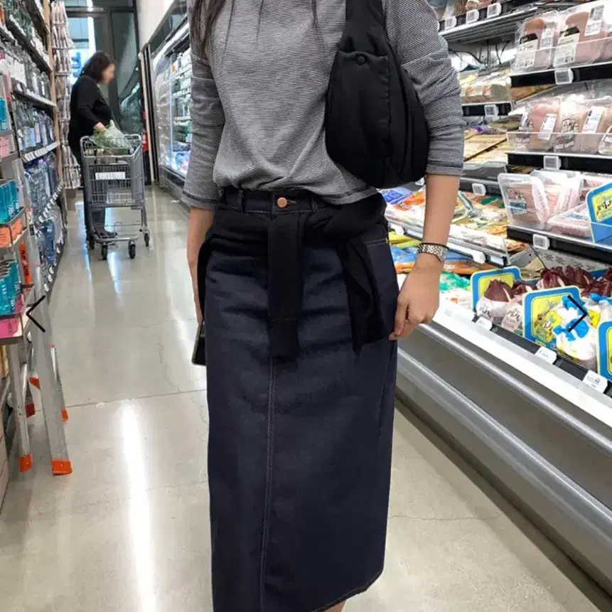 Haag 헤이그 a non-fade denim skirt indigo