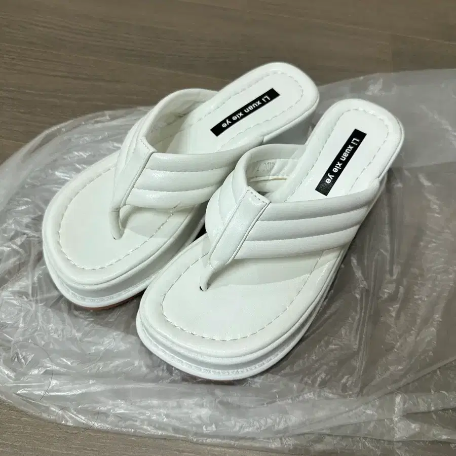 (새상품) 어성 굽 쪼리 (230)