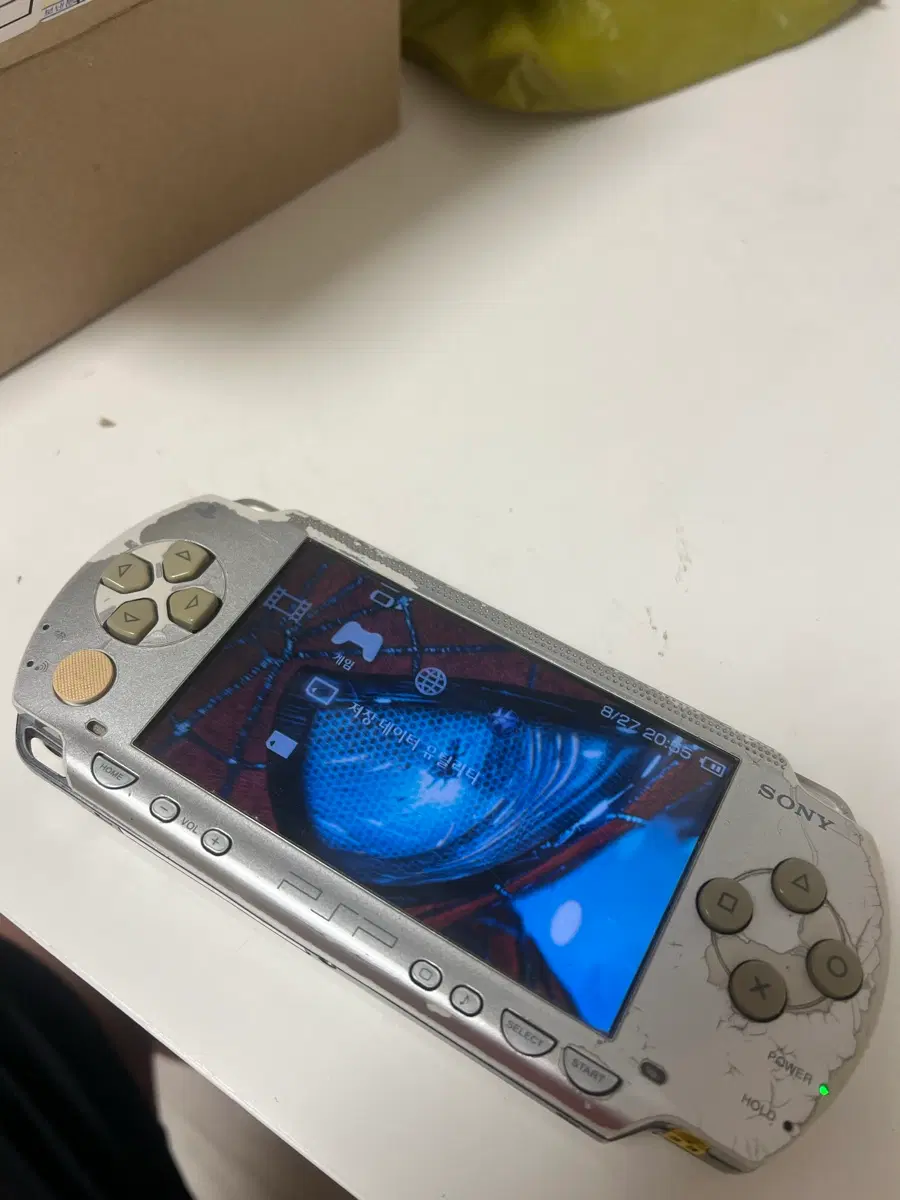 PSP 세대 상관없이 실버색상 구합니다.