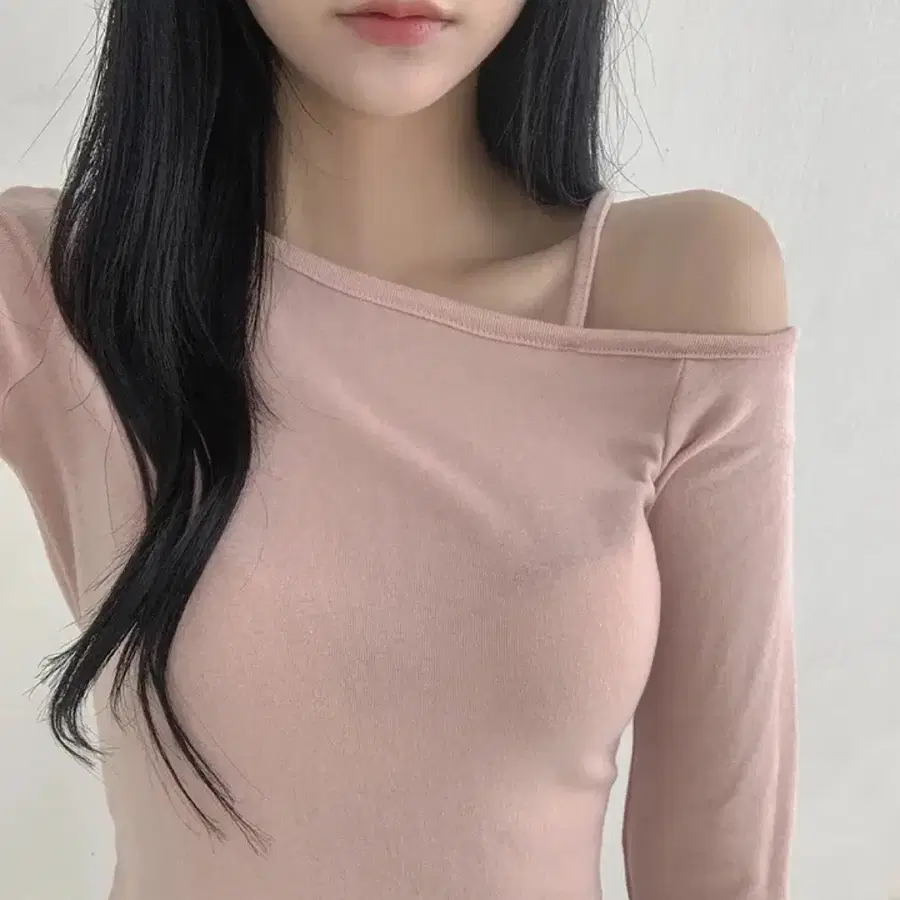 모어핏 여리여리 부들쫀쫀 원오프숄더 언발란스 어깨 트임 크롭 긴팔 핑크 티셔츠