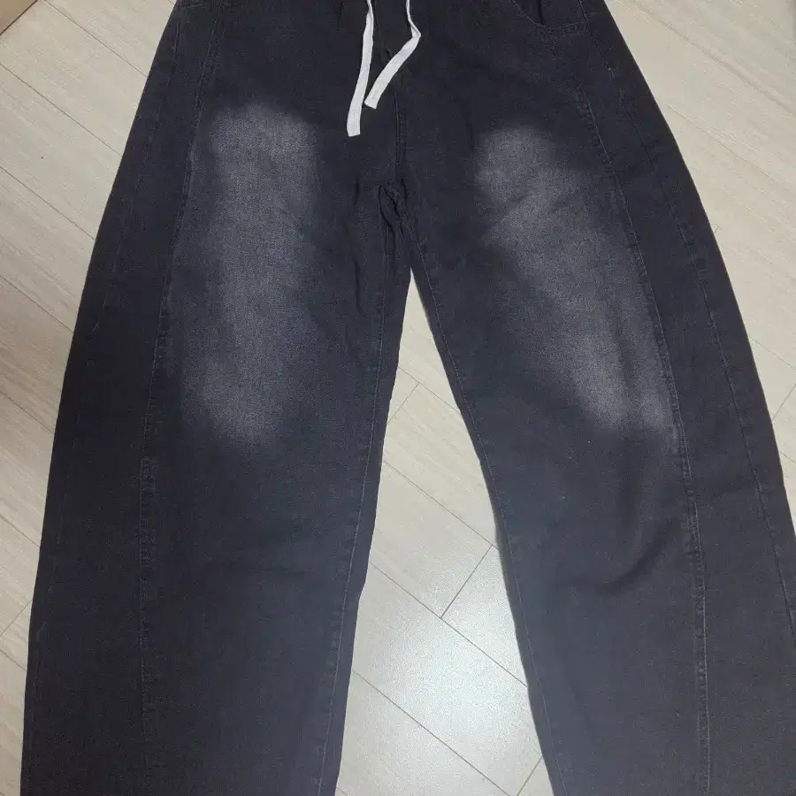 검은색 와이드 청바지