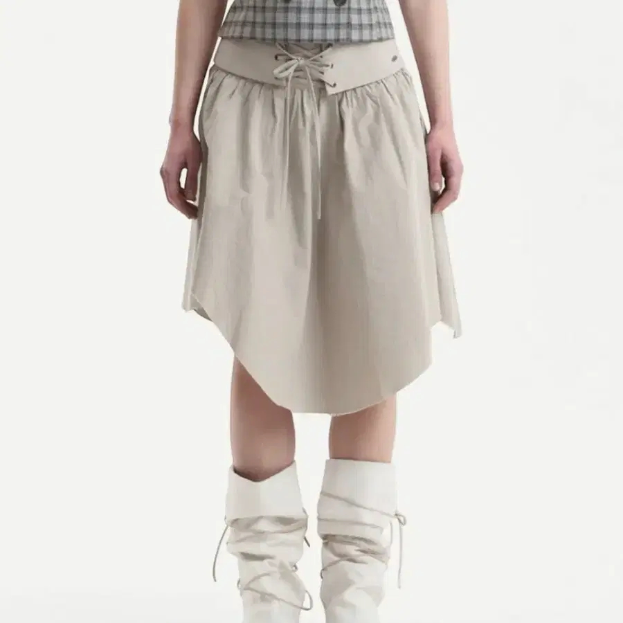시너진 EYELET UNBALANCED CUTTING SKIRT BEIGE