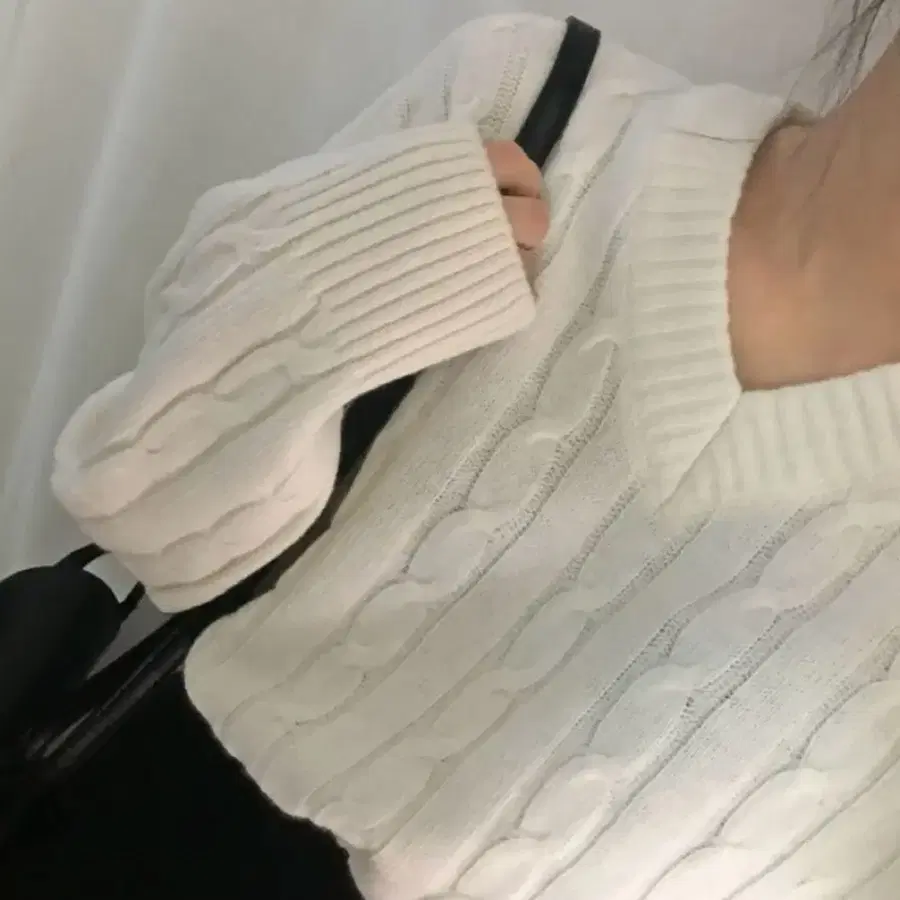 교신o) 루즈핏 꽈배기 니트 케이블 울니트 다크그레이 에이블리 지그재그