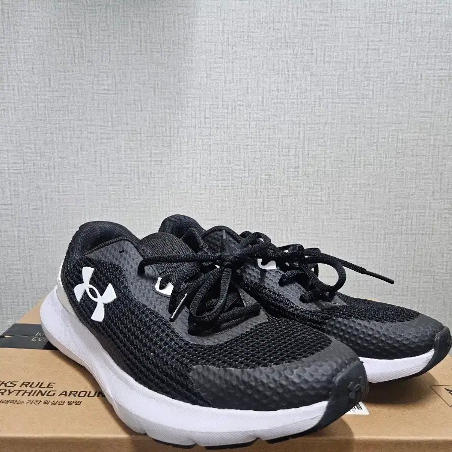 언더아머 surge 런닝화 260mm