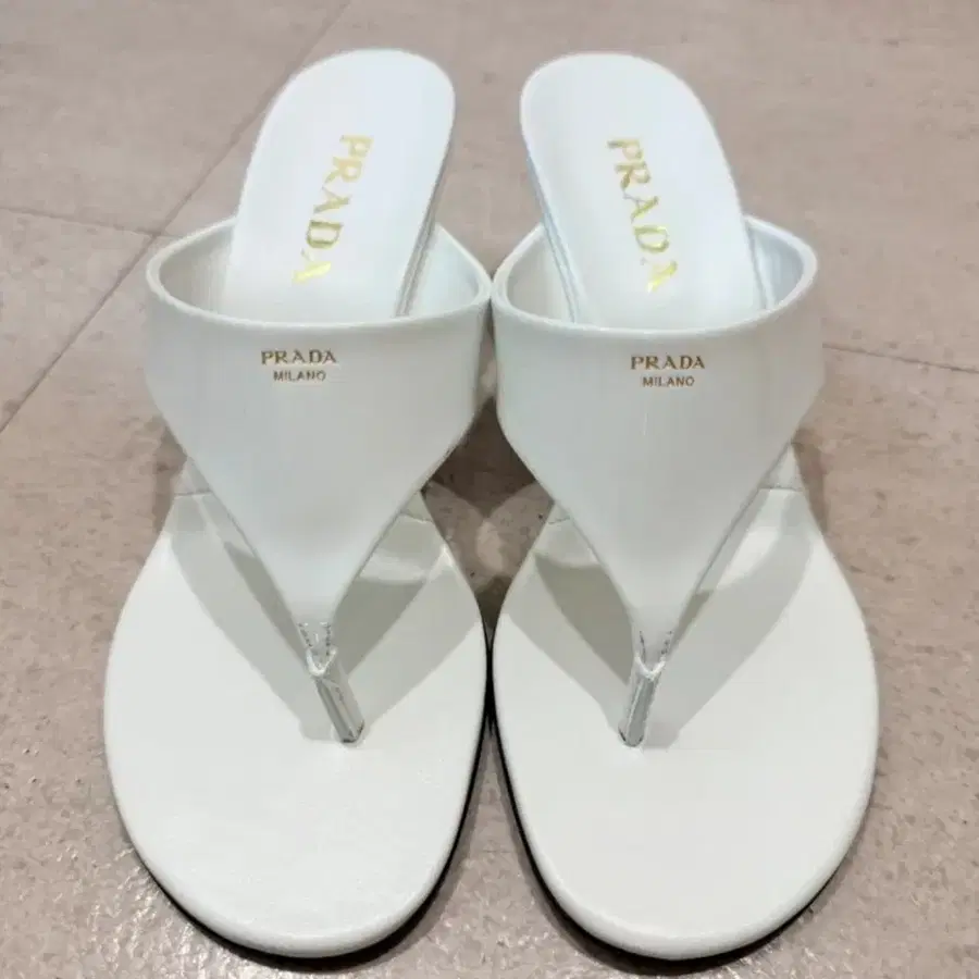 PRADA 프라다 샌들 뮬 슈즈 구두 화이트 페이턴트 레더 통 샌들 26ss (37) 1회2시간 착용/신강구매/풀박
