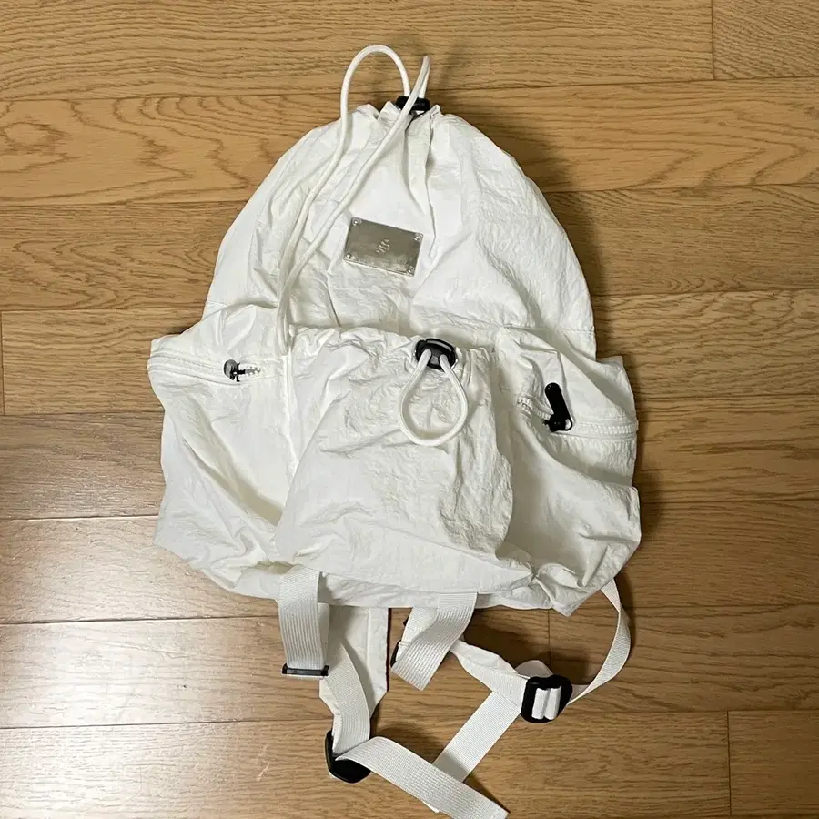 샐볼 백팩 화이트