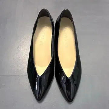 컨디션 최상 LE TALON V컷 에나멜 펌프스 23.5cm 블랙 루탈론