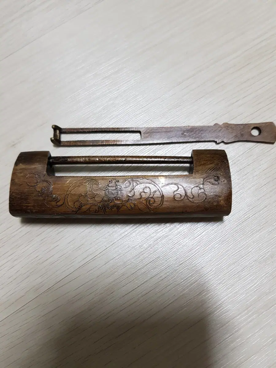 섬세한조각이있는 골동동자물쇠