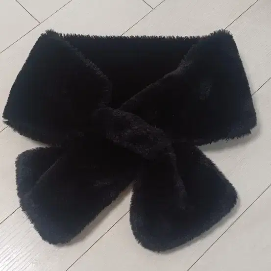 블랙 퍼 목도리