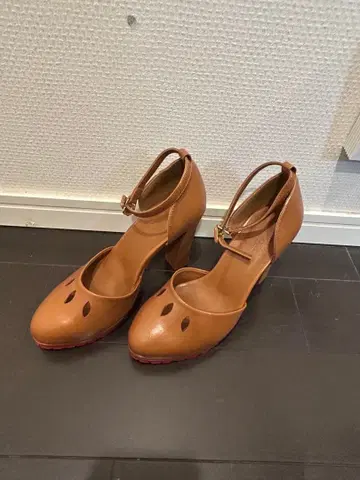 릴리 브라운 앵클 스트랩 펌프스 카멜 M 통굽 레드 밑창