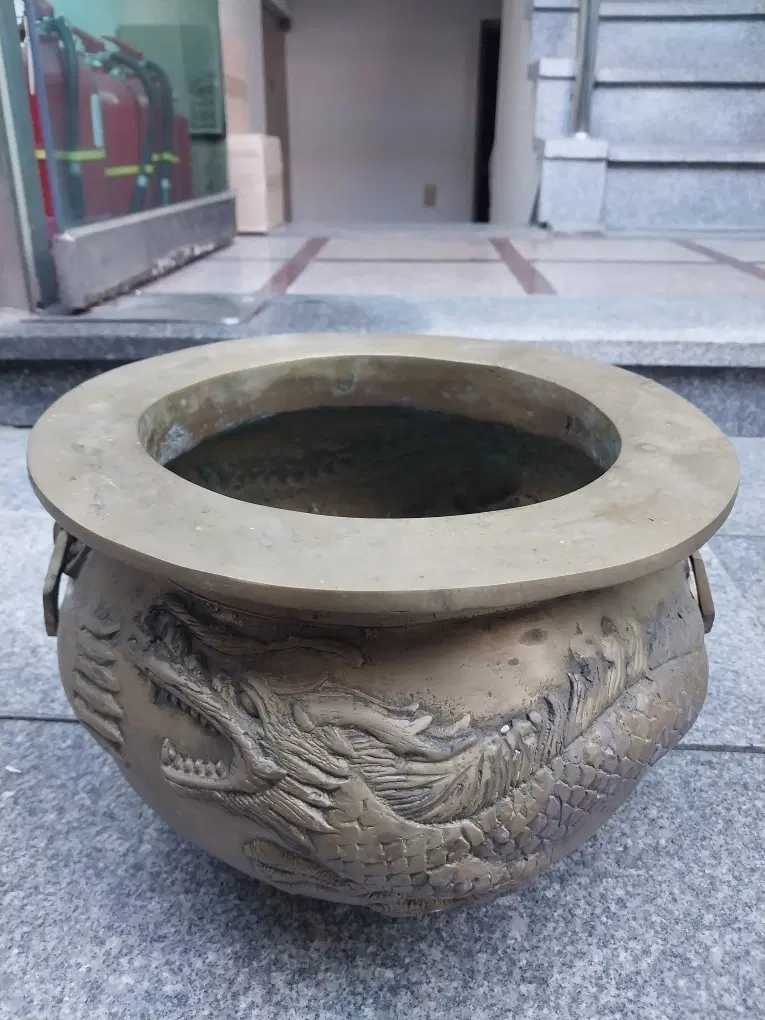 청동 용 문양 항아리