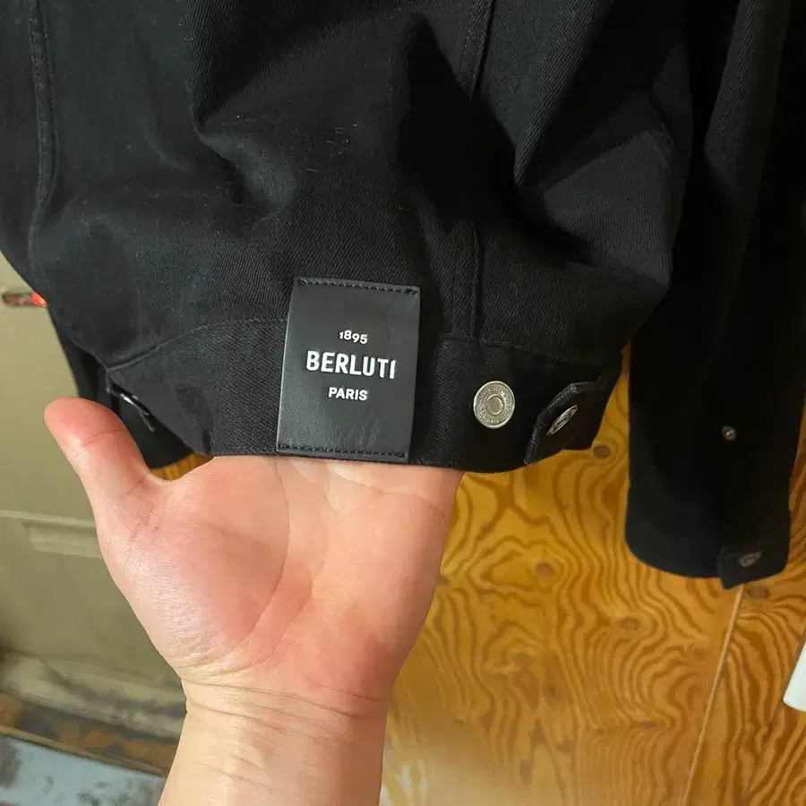 벨루티 데님 트러커 자켓 판매 합니다