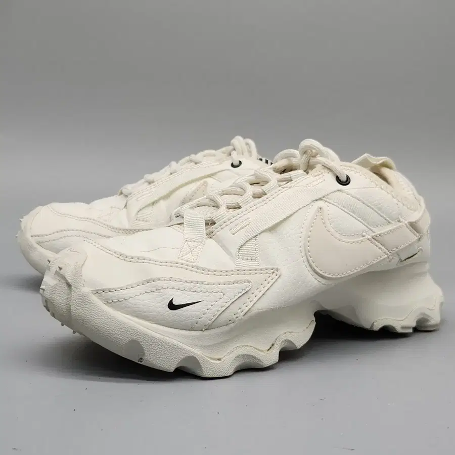 q 나이키 TC7900 여성운동화235