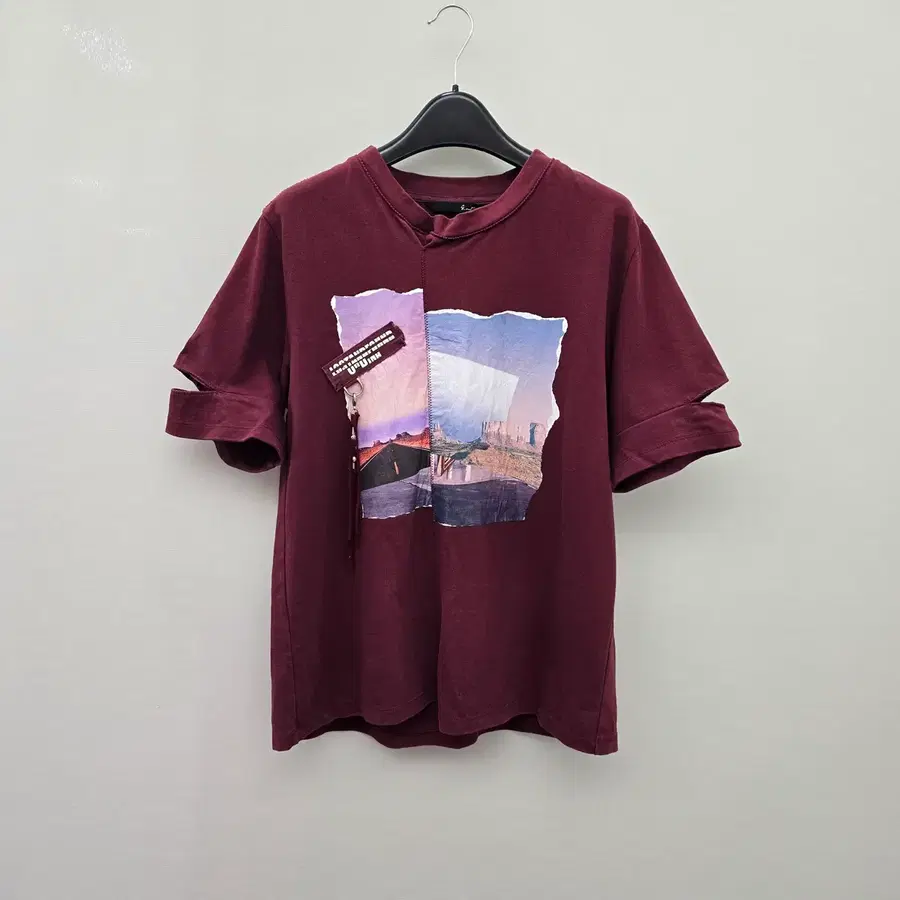 지컷 슬릿 절개 반팔 티셔츠