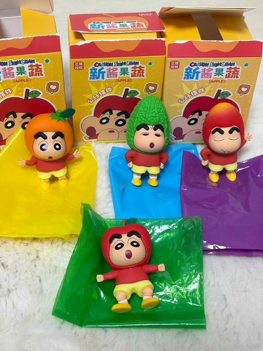 (새상품.사진에 없는 것도 있어용) 사과 아보카도 오렌지 짱구 피규어 3종+덤