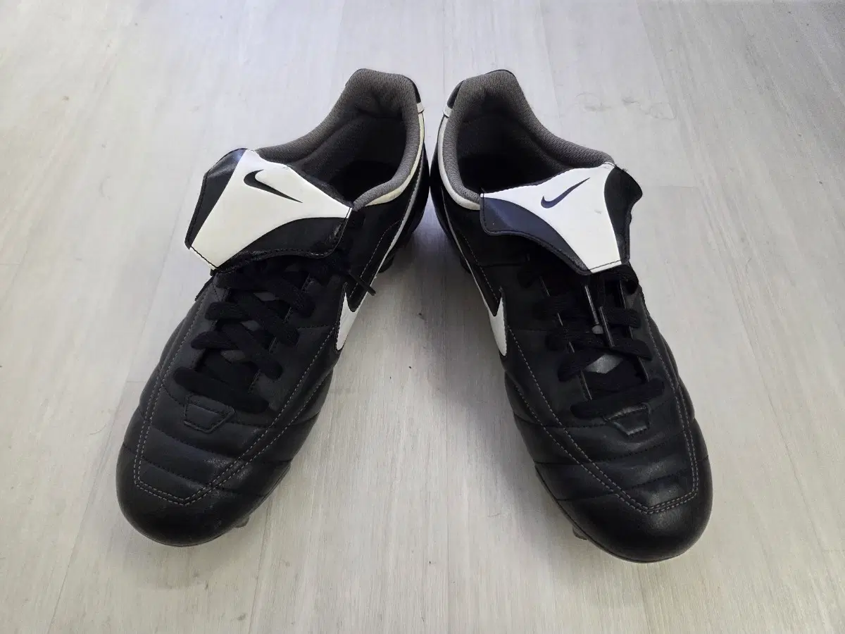 나이키 블랙 축구화 285mm