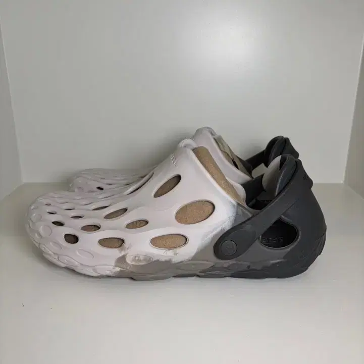 메렐 하이드로 목(Hydro Moc) 샌들 화이트/블랙