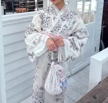 성인 유카타 모던 수국의 시원한 화이트 유카타 누구나 잘 어울리는 심플 패턴 새상품