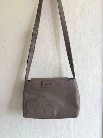 MARY QUANT 숄더백 사선 가케 데이지 로고 핑크 베이지