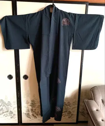 기모노 꽃무늬 일본 의류 후리소데 단의 겉옷 모던 자수 문양 블랙 쇼와 레트로1