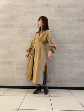 젬블 린넨 혼방 스탠드 카라 셔츠 원피스 베이지 AW775