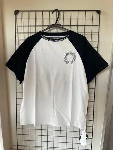 Black and white horseshoe logo tshirt