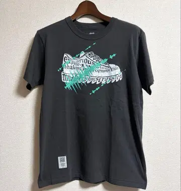 glamb x 스즈키 타츠히사 Curiosity T-Shirt 프린트 티셔츠