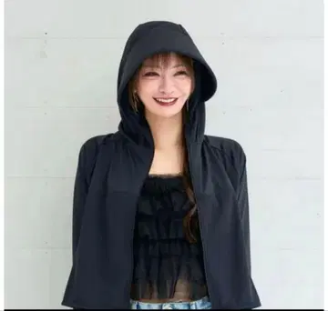 블랙 나루세 아이리 차광 후드티 닌 블랙