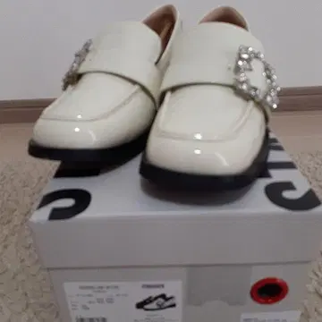 비쥬 장식 에나멜 로퍼 화이트
