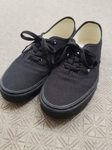 VANS 오센틱 올 블랙 스니커즈