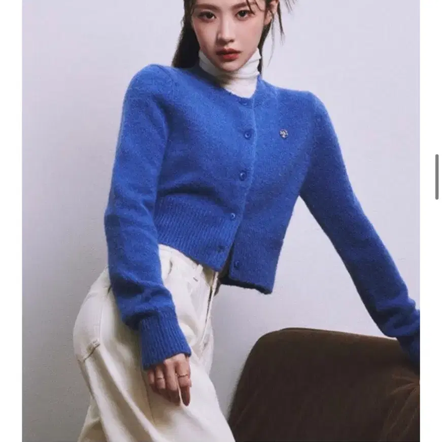 마리떼 프랑소와 저버 W 서클 로고 모헤어 크롭 가디건 블루