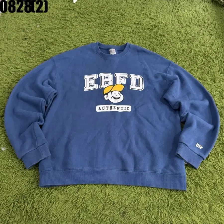 EBFD 그래픽 맨투맨 네이비