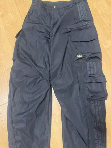 초레어 adidas originals 파라슈트 카고 팬츠