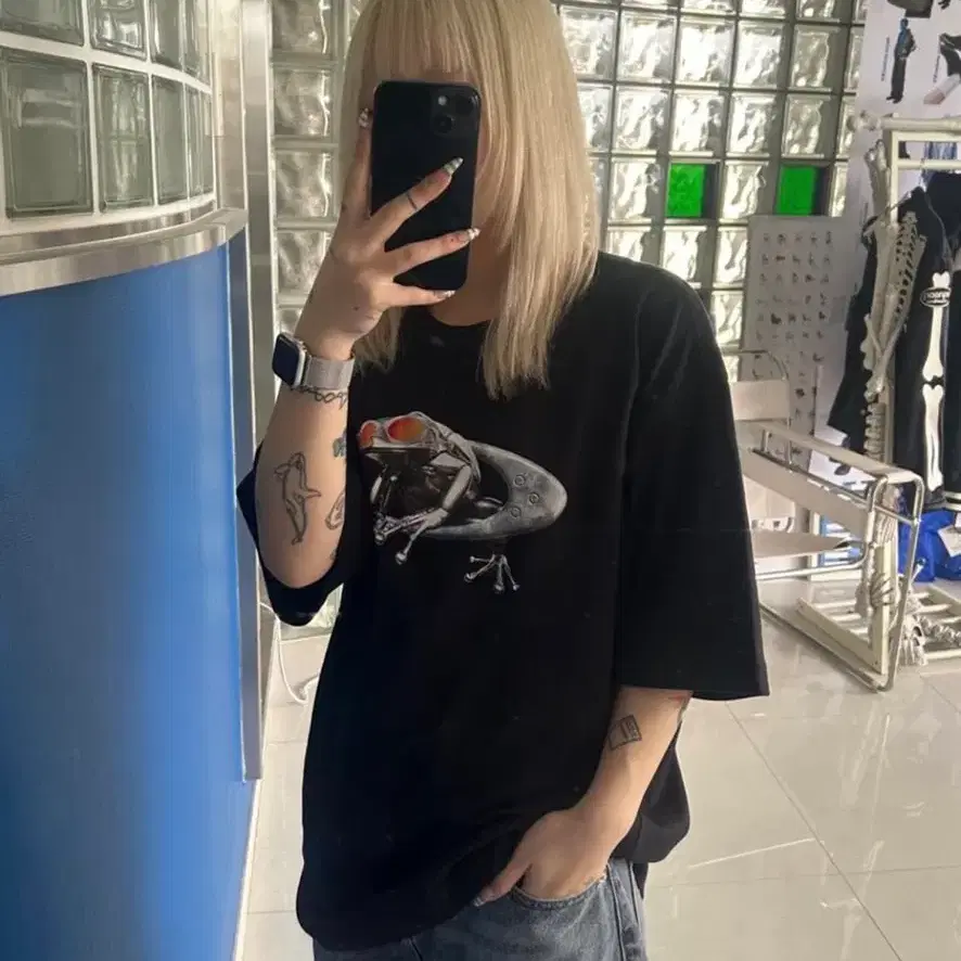 개구리 그래픽 블랙 반팔 티셔츠