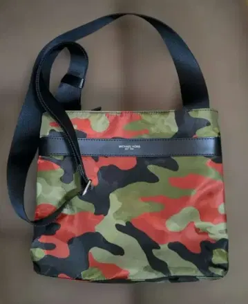 MICHAEL KORS 카모플라쥬 패턴 숄더백 견고한 만듦새