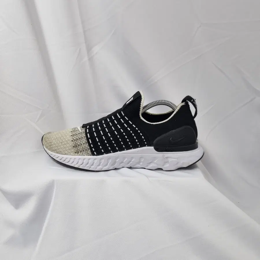 빈티지하서 250 나이키 리액트 팬텀 런 FK2 블랙 화이트