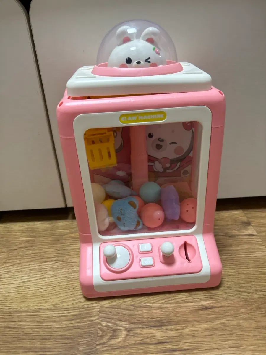 핑크색 인형 뽑기 기계