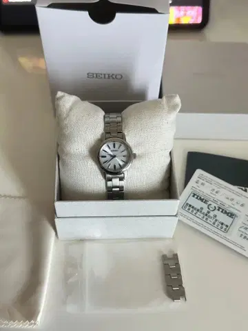 SEIKO 1B21-0AL0 솔라 전파 여성용 손목시계 실버