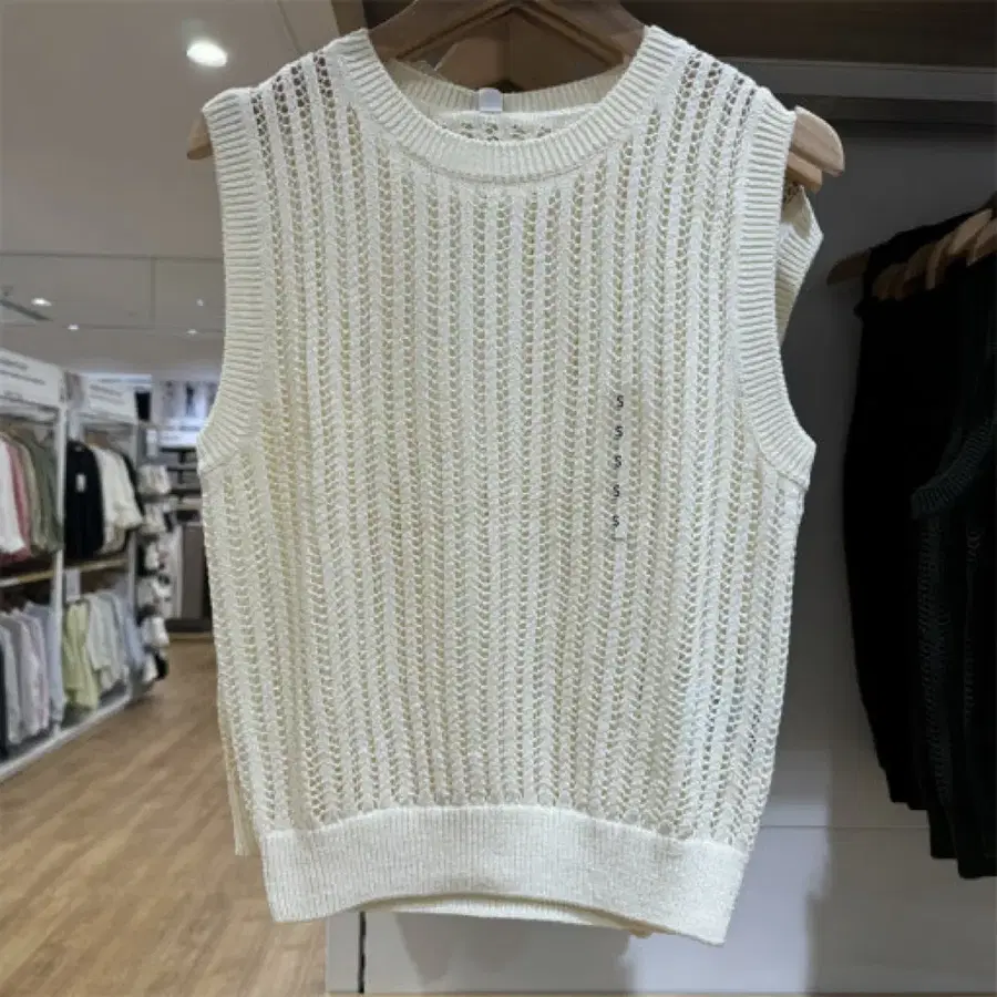 유니클로 빈티지 그물 니트 민소매 팝니다.