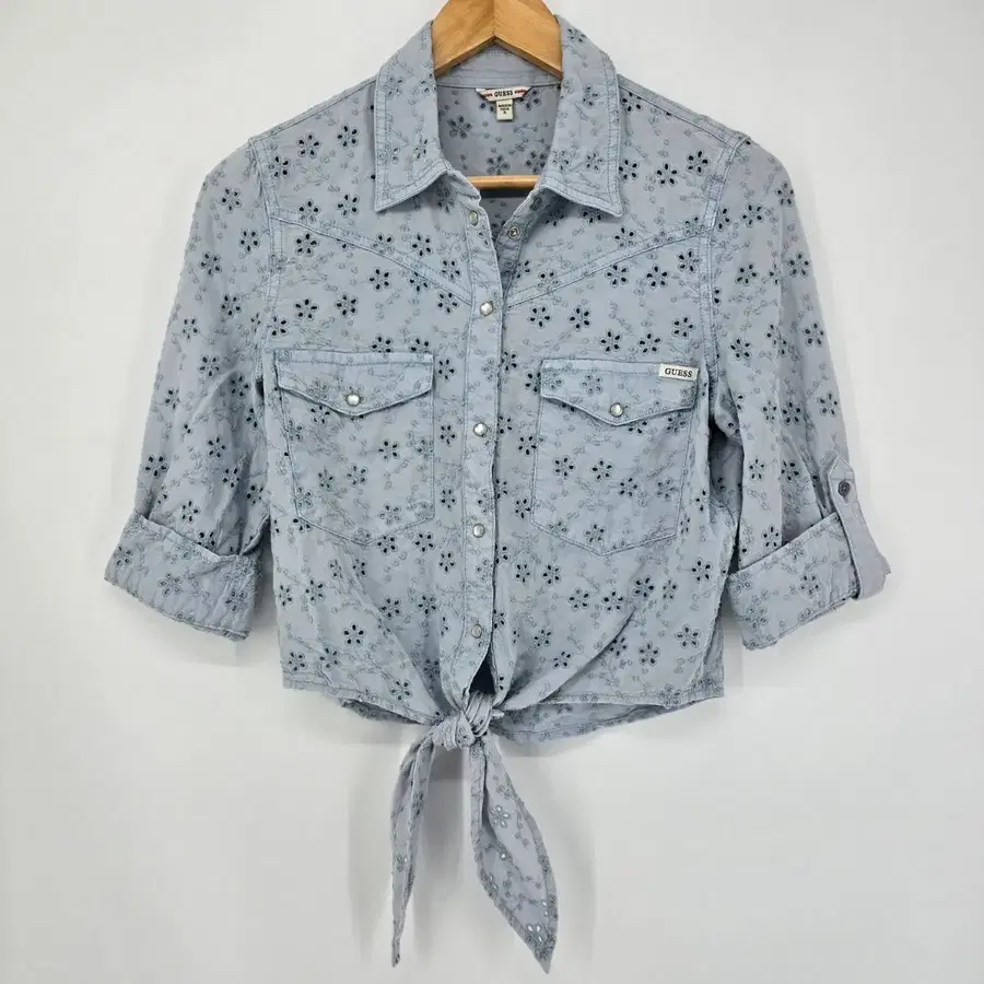 GUESS 플라워 아일렛 타이 크롭 셔츠 [[G2152]