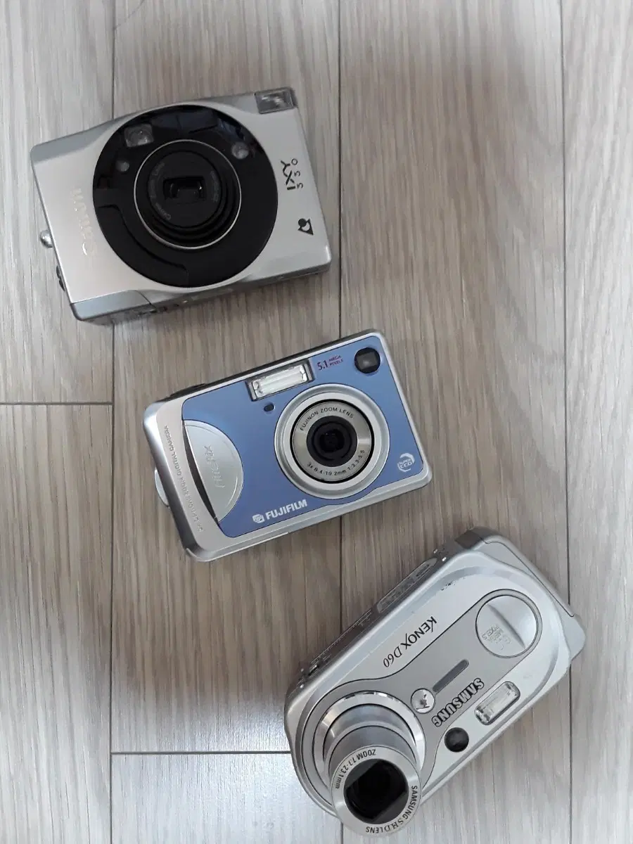 캐논 IXUS 50, 후지필름, 삼성 케녹스 D60 카메라 3대