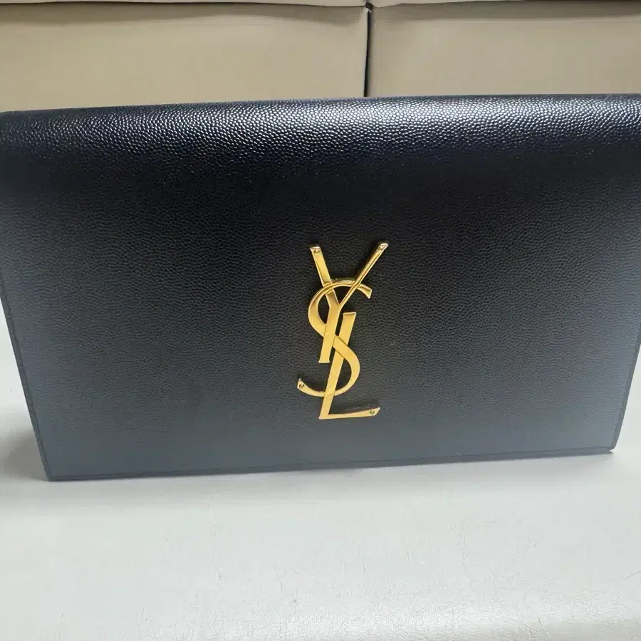 입생로랑 YSL 금장 로고 가죽 클러치 블랙