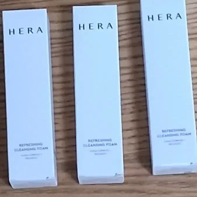 헤라 리프레싱 클렌징폼 50g3개. (150g). 새상품 10000원입니다. 15개있어요