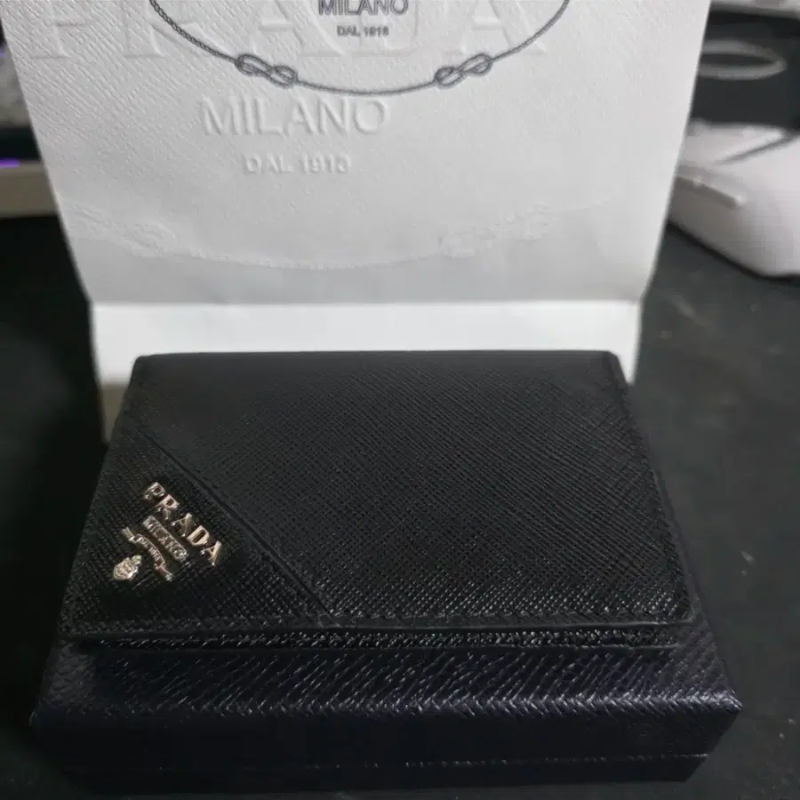 프라다 사피아노 지갑 블랙