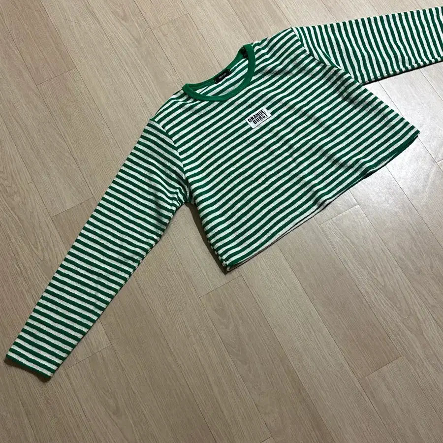 타월지 그린 스트라이프 어깨패드크롭티