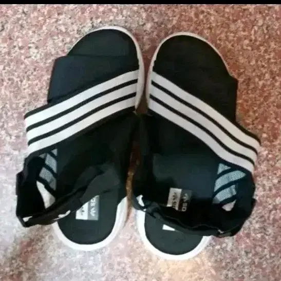 아디다스 삼선 슬리퍼 블랙