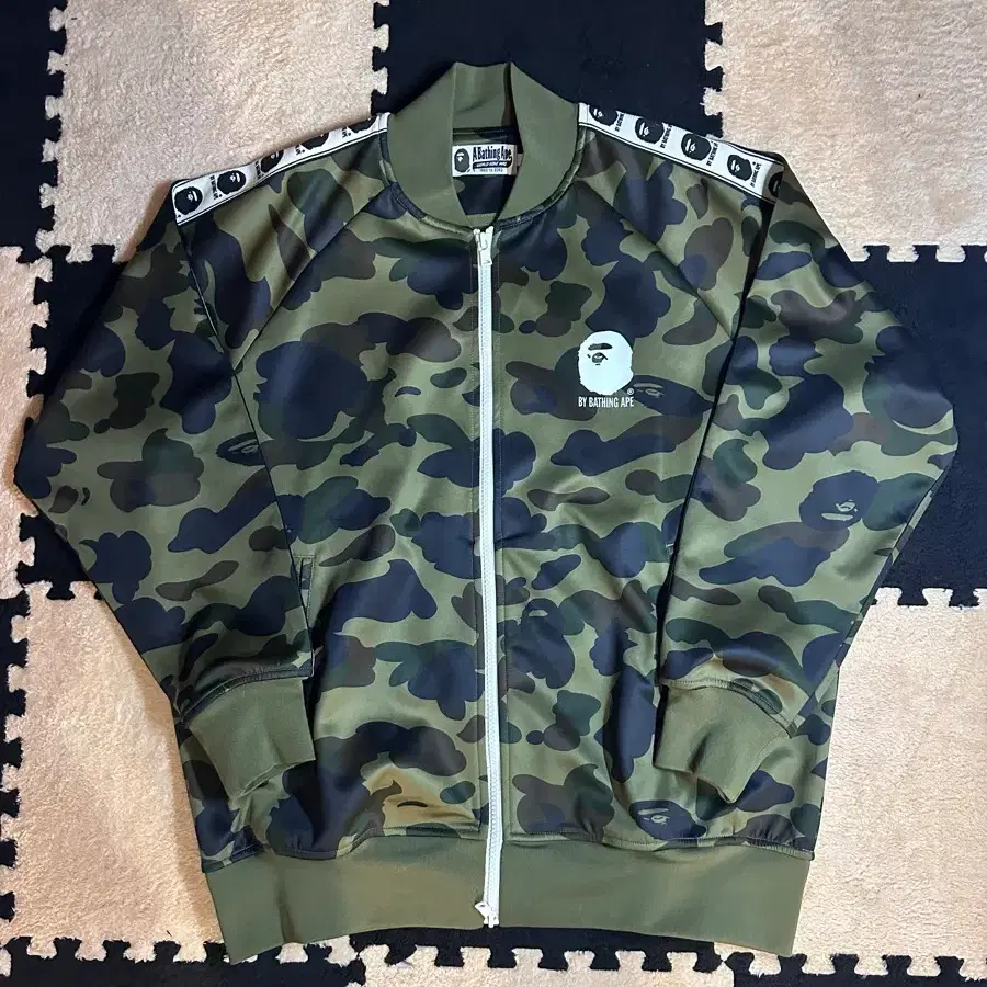 베이프(Bape) 1st 카모 릴렉스드 핏 트랙 자켓 그린 M (미사용,신품)