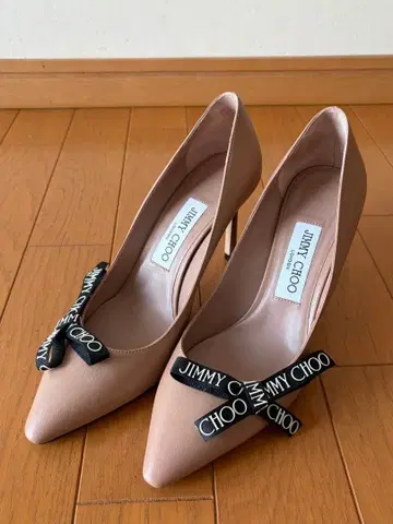 JIMMY CHOO 로고 리본 펌프스 베이지