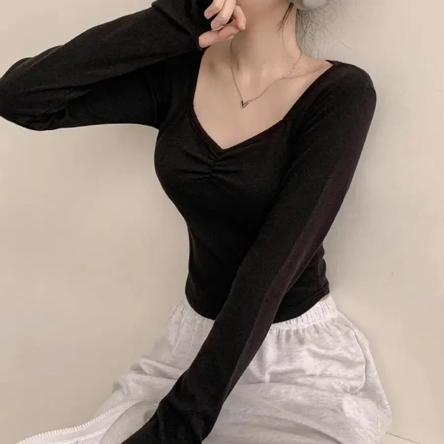 에이블리 립하트넥 긴팔티셔츠