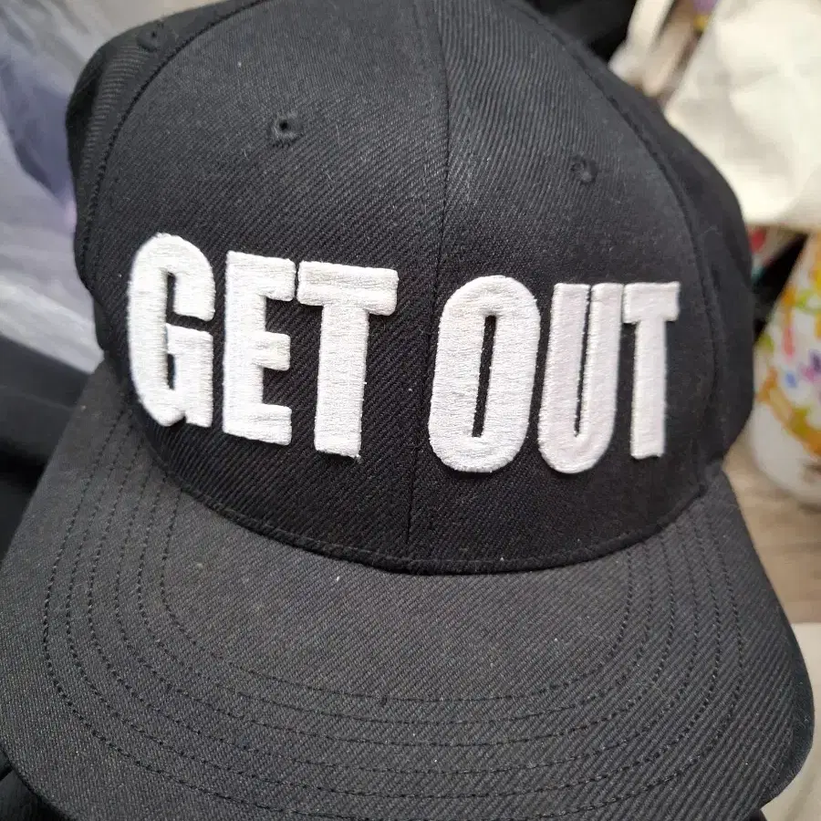 GET OUT 자수 볼캡 블랙. 미사용
